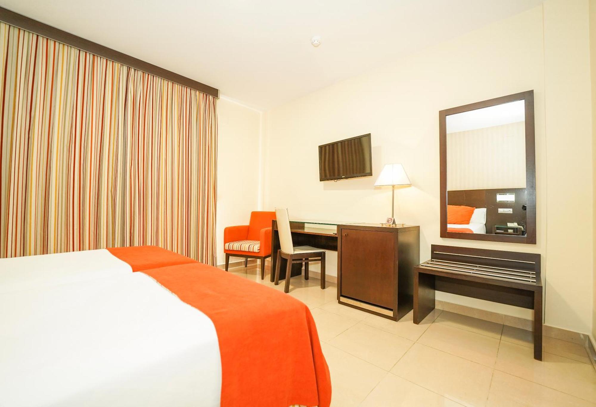 Hotel Pradillo Conil โกนิล เด ลาฟรอนเตรา ภายนอก รูปภาพ