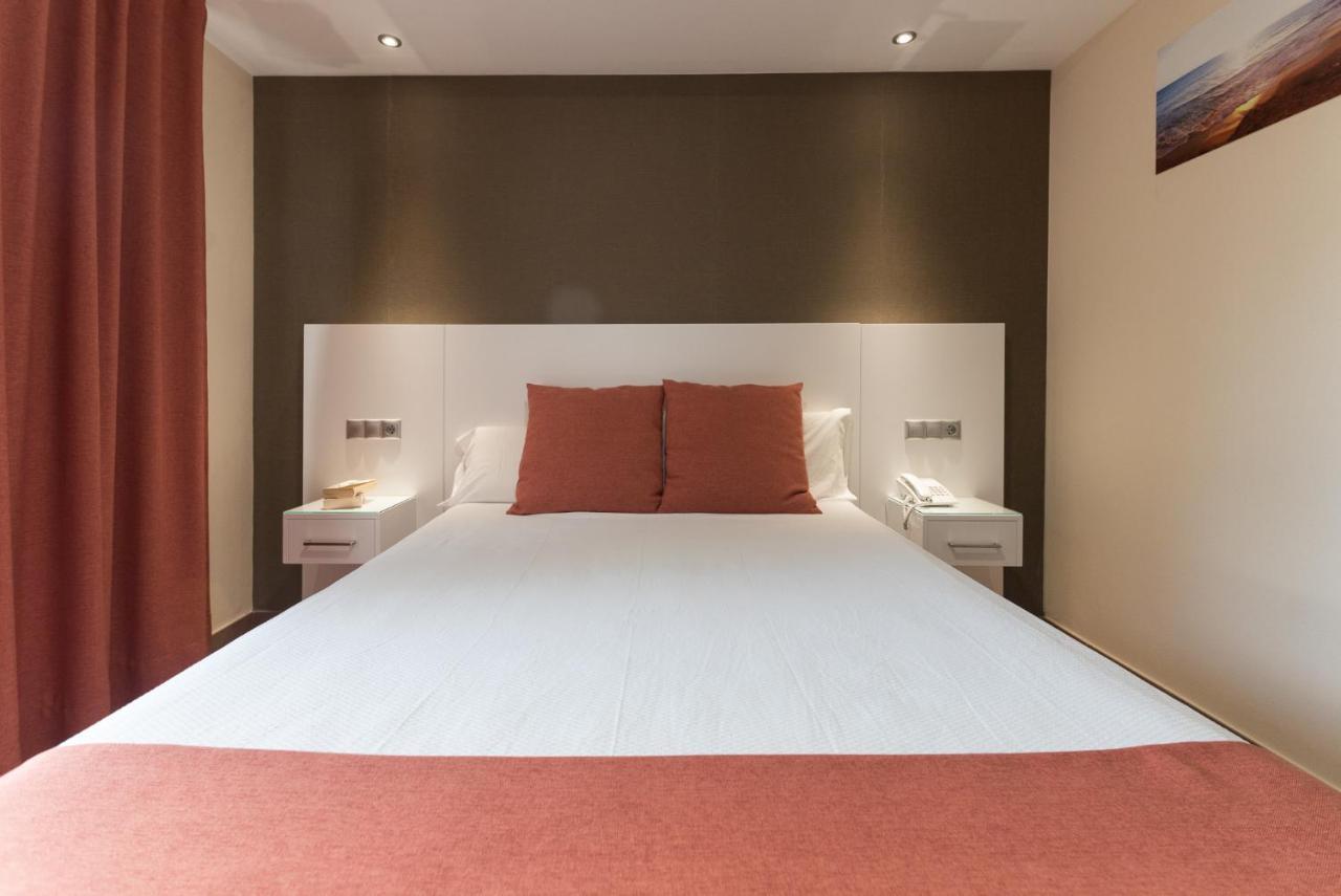 Hotel Pradillo Conil โกนิล เด ลาฟรอนเตรา ภายนอก รูปภาพ